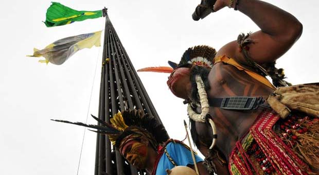 Índios durante o ato realizado pelo Greenpeace em Brasília (Ed Alves/CB/D.A Press) Índios durante o ato realizado pelo Greenpeace em Brasília (Ed Alves/CB/D.A Press)
