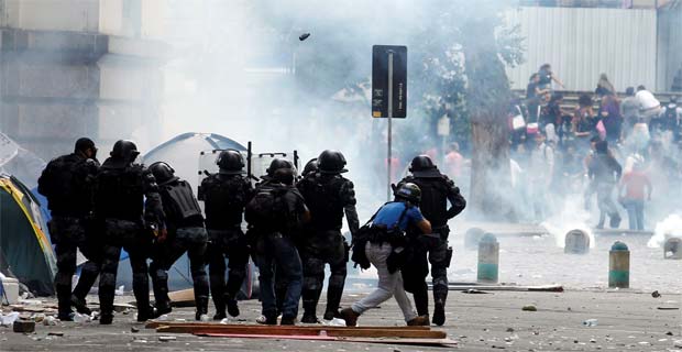 Policiais usaram bombas de efeito moral, gás lacrimogênio e balas de borracha contra os professores em greve (REUTERS/Pilar Olivares) Policiais usaram bombas de efeito moral, gás lacrimogênio e balas de borracha contra os professores em greve (REUTERS/Pilar Olivares)