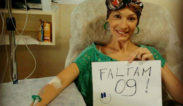 Aline Silveira, 29 anos e um filho: humor e troca de experiências enquanto enfrenta a doença (Reprodução / Facebook) Aline Silveira, 29 anos e um filho: humor e troca de experiências enquanto enfrenta a doença (Reprodução / Facebook)