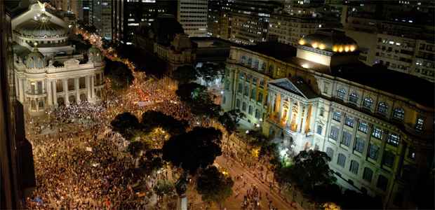 Prédio da Câmara foi pichado com frases que fazem referência contra o governador do Rio, Sérgio Cabral, e frases como 'Mais livro e menos bomba' (CHRISTOPHE SIMON / AFP) Prédio da Câmara foi pichado com frases que fazem referência contra o governador do Rio, Sérgio Cabral, e frases como 'Mais livro e menos bomba' (CHRISTOPHE SIMON / AFP)