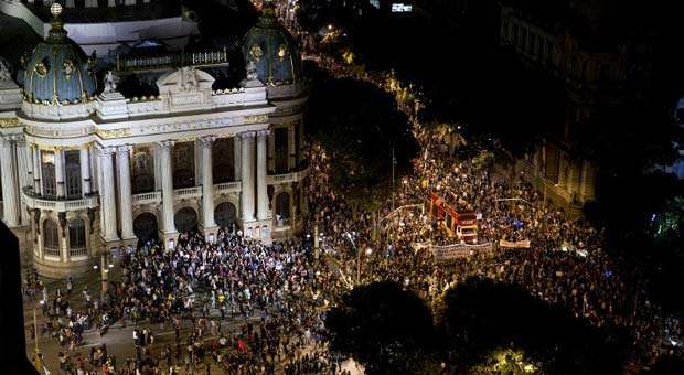 Milhares de pessoas participaram do protesto em apoio aos professores no Rio de Janeiro (AFP PHOTO/VANDERLEI ALMEIDA) Milhares de pessoas participaram do protesto em apoio aos professores no Rio de Janeiro (AFP PHOTO/VANDERLEI ALMEIDA)