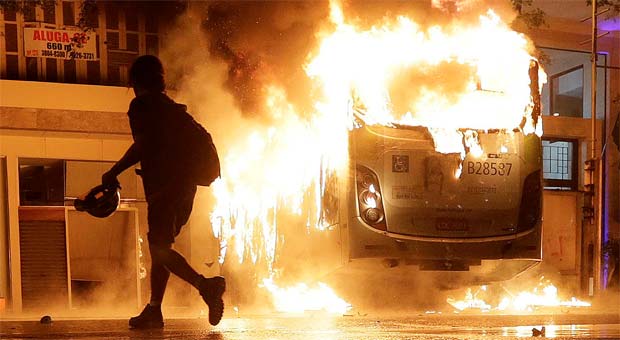 Ônibus incendiado durante o protesto de apoio aos professores da rede pública do Rio de Janeiro (REUTERS/Ricardo Moraes ) Ônibus incendiado durante o protesto de apoio aos professores da rede pública do Rio de Janeiro (REUTERS/Ricardo Moraes )