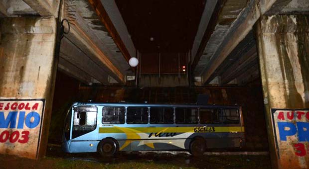 Cena de uma tragédia: depois que a água baixou, ônibus ficou quebrado debaixo dos viadutos (Daniel Ferreira/CB/D.A Press) Cena de uma tragédia: depois que a água baixou, ônibus ficou quebrado debaixo dos viadutos (Daniel Ferreira/CB/D.A Press)