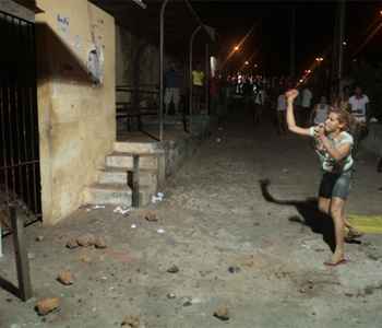 Familiares dos presos jogaram pedras na tentativa de invadir o presídio (Honório Moreira/OIMP/D.A.Press) Familiares dos presos jogaram pedras na tentativa de invadir o presídio (Honório Moreira/OIMP/D.A.Press)