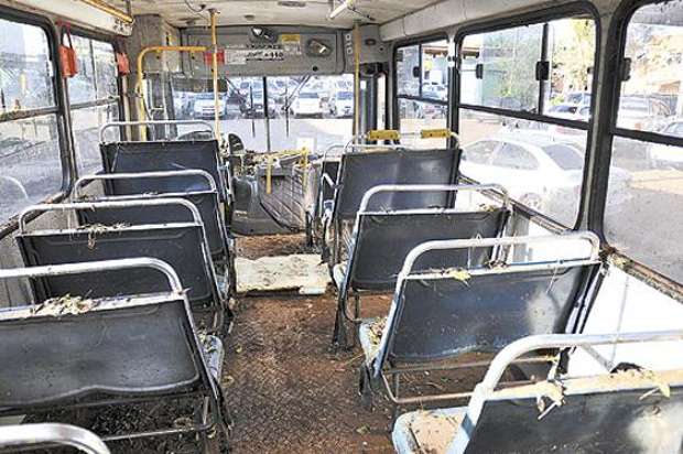 O estado do ônibus no dia seguinte ao alagamento evidencia o desespero das crianças dentro do coletivo: lama até o teto (Breno Fortes/CB/D.A.Press) O estado do ônibus no dia seguinte ao alagamento evidencia o desespero das crianças dentro do coletivo: lama até o teto (Breno Fortes/CB/D.A.Press)
