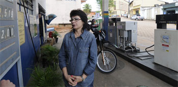 Dona do único posto de gasolina do local, Marlene Duarte lucra com o movimento, mas alerta para a necessidade de preparo para o desenvolvimento ( Jair Amaral/EM/D.A Press) Dona do único posto de gasolina do local, Marlene Duarte lucra com o movimento, mas alerta para a necessidade de preparo para o desenvolvimento ( Jair Amaral/EM/D.A Press)