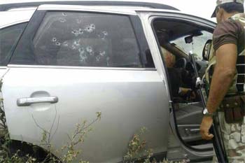 Marcas dos disparos no carro do promotor (Reprodução / Diário de Pernambuco ) Marcas dos disparos no carro do promotor (Reprodução / Diário de Pernambuco )