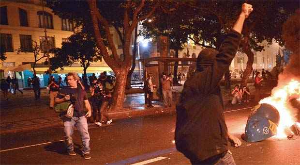 Manifestação de professores deixou um rastro de destruição no Centro do Rio (AFP PHOTO / CHRISTOPHE SIMON ) Manifestação de professores deixou um rastro de destruição no Centro do Rio (AFP PHOTO / CHRISTOPHE SIMON )