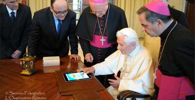 Entrala com cardeais no Vaticano, na companhia do então pontífice, no dia da primeira tuitada papal: segundo o consultor, Bento XVI se divertiu diante do equipamento eletrônico (Facebook/Reprodução da internet - 17/10/13)