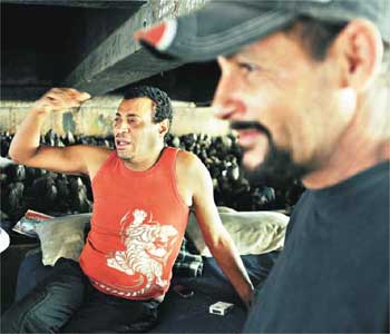 'Não somos moradores de rua. Moramos debaixo de viadutos, nas calçadas. Melhor seria chamar a gente de sem-moradia', Robson da Silva (E) (TÚLIO SANTOS/EM/D.A PRESS)