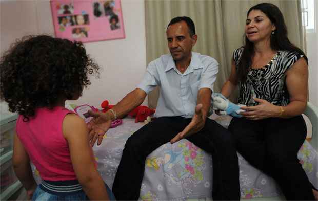 Criança com os pais adotivos,  os empresários Valbio Messias da Silva, de 49, e Liamar Dias de Almeida, de 47 anos.  (Gladyston Rodrigues/EM/D.A Press)
