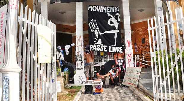 Membros do passe livre durante ocupação da Câmara Municipal de Natal - Wellington Rocha / PortalNoAr (Reprodução internet / Wellington Rocha / PortalNoAr) Membros do passe livre durante ocupação da Câmara Municipal de Natal - Wellington Rocha / PortalNoAr (Reprodução internet / Wellington Rocha / PortalNoAr)