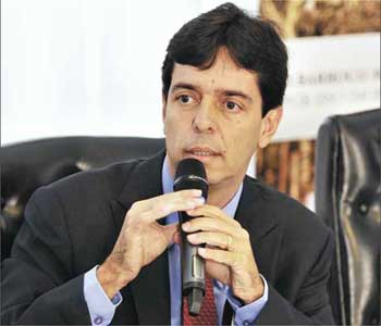 Presidente da ALMG, Dinis Pinheiro, é cotado para ser o vice na chapa encabeçada pelo ex-ministro Pimenta da Veiga (Maria Tereza Correia/EM/D.A PRESS - 26/8/13)