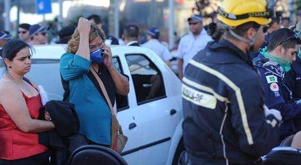 Servidores tiveram de abandonar o prédio do Ministério das Comunicações após curto-circuito em subestação da CEB na tarde desta quinta-feira (Geyson Lenny/ Esp.CB/D.A Press) Servidores tiveram de abandonar o prédio do Ministério das Comunicações após curto-circuito em subestação da CEB na tarde desta quinta-feira (Geyson Lenny/ Esp.CB/D.A Press)