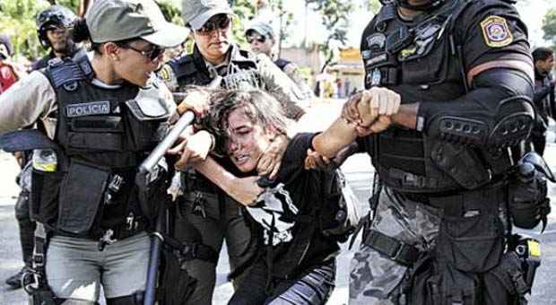 Na última quarta, integrantes do Movimento Passe Livre entraram em confronto com policiais militares em Recife: bombas e prisões (Blenda Souto Maior/DP/DA Press) Na última quarta, integrantes do Movimento Passe Livre entraram em confronto com policiais militares em Recife: bombas e prisões (Blenda Souto Maior/DP/DA Press)
