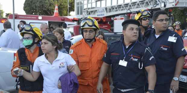 Uma explosão no subsolo do prédio onde funcionam os ministérios das Comunicações e dos Transportes deixou os servidores em pânico, na tarde de quinta-feira. Eles foram atendidos pelo Corpo de Bombeiros. (Valter Campanato / Agência Brasil) Uma explosão no subsolo do prédio onde funcionam os ministérios das Comunicações e dos Transportes deixou os servidores em pânico, na tarde de quinta-feira. Eles foram atendidos pelo Corpo de Bombeiros. (Valter Campanato / Agência Brasil)