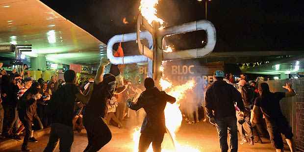 Protesto contra o custo dos transportes públicos terminou com vários feridos e pelo menos 78 detidos (Topshots AFP Photo/Nelson Almeida) Protesto contra o custo dos transportes públicos terminou com vários feridos e pelo menos 78 detidos (Topshots AFP Photo/Nelson Almeida)