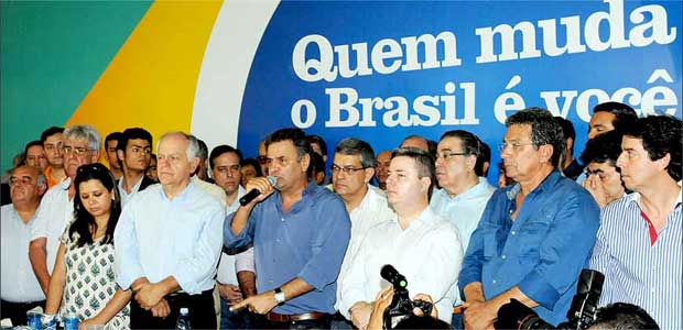 Pimenta da Veiga permaneceu ao lado do senador Aécio Neves durante o encontro que reuniu lideranças de 11 partidos em Uberlândia, no Triângulo Mineiro

 (Gláucia Barbosa/Agência de Notícias PSDB)