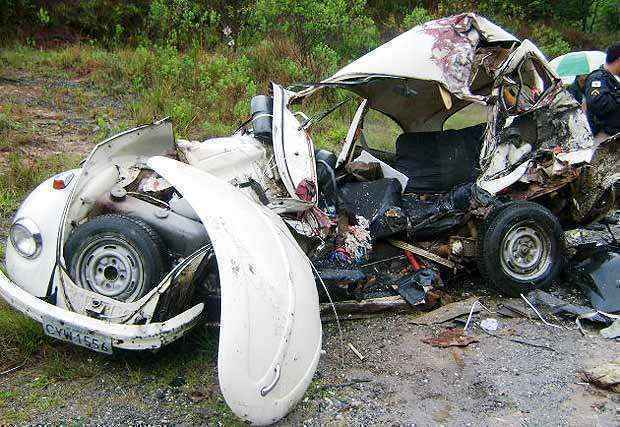Fusca teve o teto arrancado com o impacto da batida (Polícia Rodoviária Estadual (PRE)/Divulgação) Fusca teve o teto arrancado com o impacto da batida (Polícia Rodoviária Estadual (PRE)/Divulgação)