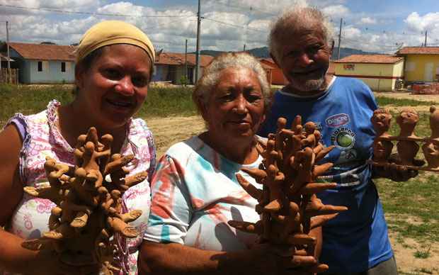 A artesã Irinéia Rosa Nunes (C), a filha, Mônica, e o marido, Antônio Nunes, mostram as peças artesanais (Paulo Henrique Lobato / E.M / D . A Press )