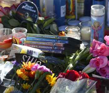 Fãs transformaram local do acidente em memorial. Flores, velas e até  DVDs da série Velozes e Furiosos foram deixados (REUTERS/Phil McCarten )