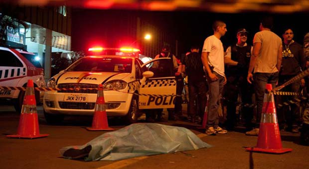 A polícia isolou a área para a perícia depois do tumulto: susto e tiros no comércio local (Janine Moraes/CB/D.A Press
) A polícia isolou a área para a perícia depois do tumulto: susto e tiros no comércio local (Janine Moraes/CB/D.A Press
)