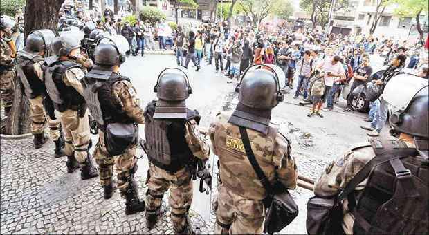 Os protestos durante o Sete de Setembro na capital mineira terminaram em confronto com policiais militares no Centro (Beto Magalhães/EM/D.A PRESS - 7/9/13) Os protestos durante o Sete de Setembro na capital mineira terminaram em confronto com policiais militares no Centro (Beto Magalhães/EM/D.A PRESS - 7/9/13)