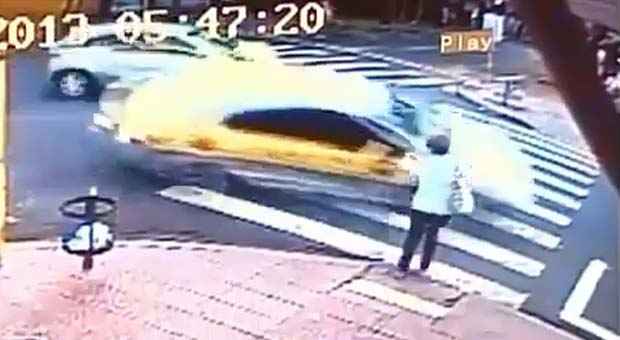 Idosa foi atingida no passeio enquanto aguardava para atravessar a rua (Reprodução Internet / Youtube.com / LiveLeak Fans) Idosa foi atingida no passeio enquanto aguardava para atravessar a rua (Reprodução Internet / Youtube.com / LiveLeak Fans)