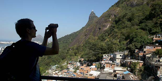 Turista visita a comunidade de Santa Marta na Zona Sul do Rio (Pilar Olivares/Reuters) Turista visita a comunidade de Santa Marta na Zona Sul do Rio (Pilar Olivares/Reuters)