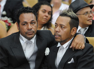Segundo o coordenador do programa, 68% dos casais eram lésbicas, 31% de gays e uma transexual com o companheiro (Tomaz Silva/ABr) Segundo o coordenador do programa, 68% dos casais eram lésbicas, 31% de gays e uma transexual com o companheiro (Tomaz Silva/ABr)