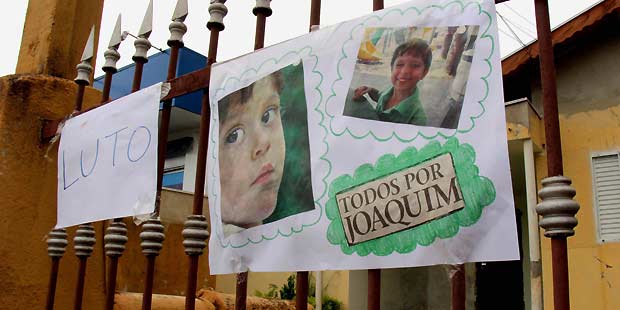 Cartazes foram afixados em frente à casa onde morava Joaquim (Sergio Masson/Estadao Conteudo ) Cartazes foram afixados em frente à casa onde morava Joaquim (Sergio Masson/Estadao Conteudo )