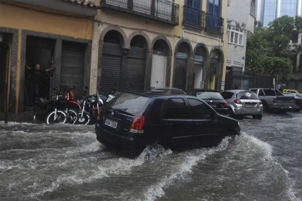 O município do Rio entrou em estágio de alerta, o segundo mais grave em uma escala de quatro níveis, devido à chuva que atinge a cidade (Tomaz Silva/Agência Brasil) O município do Rio entrou em estágio de alerta, o segundo mais grave em uma escala de quatro níveis, devido à chuva que atinge a cidade (Tomaz Silva/Agência Brasil)