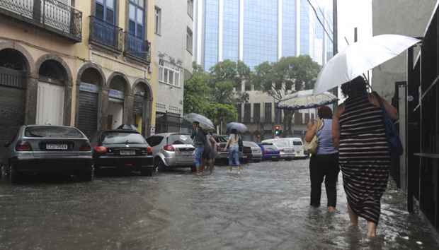 A forte chuva que caiu durante a noite de terça-feira e a madrugada de quarta, deixou as ruas do Rio de Janeiro completamente alagadas (Tomaz Silva/Agência Brasil) A forte chuva que caiu durante a noite de terça-feira e a madrugada de quarta, deixou as ruas do Rio de Janeiro completamente alagadas (Tomaz Silva/Agência Brasil)