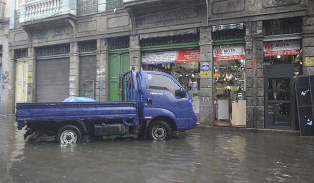 Algumas ruas do Rio de Janeiro ficaram completamente alagadas (Tomaz Silva/Agência Brasil) Algumas ruas do Rio de Janeiro ficaram completamente alagadas (Tomaz Silva/Agência Brasil)