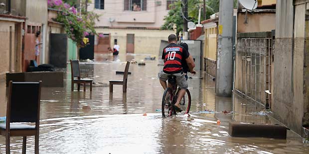 Chuva alagou diversas ruas e avenidas no Grande Rio, deixando um rastro de destruição (AFP Photo/Vanderlei Almeida) Chuva alagou diversas ruas e avenidas no Grande Rio, deixando um rastro de destruição (AFP Photo/Vanderlei Almeida)