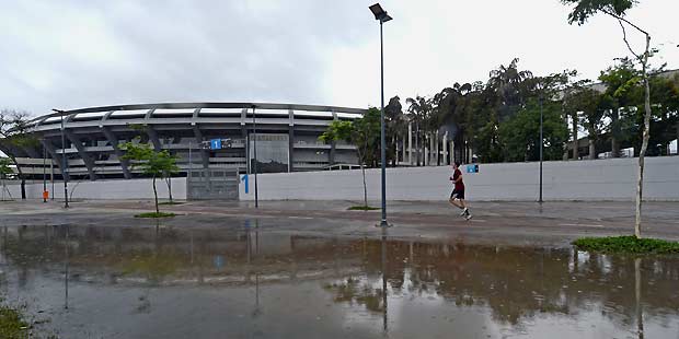 Alagamento nas proximidades do estádio do Maracanã, na Zona Norte do Rio (AFP Photo/Vanderlei Almeida) Alagamento nas proximidades do estádio do Maracanã, na Zona Norte do Rio (AFP Photo/Vanderlei Almeida)