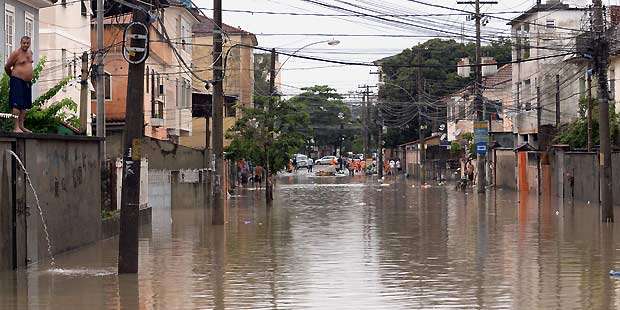 Alagamentos tomaram conta de ruas e avenidas do Rio de Janeiro (AFP Photo/Vanderlei Almeida) Alagamentos tomaram conta de ruas e avenidas do Rio de Janeiro (AFP Photo/Vanderlei Almeida)