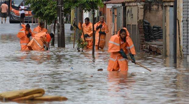 Equipes de limpeza trabalham para remover a sujeira que entupiu bueiros no Rio (AFP PHOTO/VANDERLEI ALMEIDA ) Equipes de limpeza trabalham para remover a sujeira que entupiu bueiros no Rio (AFP PHOTO/VANDERLEI ALMEIDA )