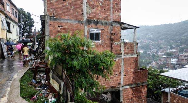 Chuva deixou várias casas com risco de desabamento (Agência Brasil / Foto repórter Cristina Índio) Chuva deixou várias casas com risco de desabamento (Agência Brasil / Foto repórter Cristina Índio)