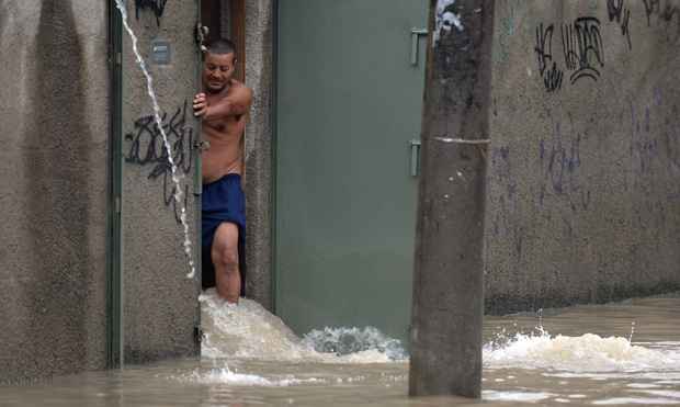 As chuvas no município de Queimados deixaram pelo menos 1.900 desalojados (TOPSHOTS/AFP PHOTO/VANDERLEI ALMEIDA ) As chuvas no município de Queimados deixaram pelo menos 1.900 desalojados (TOPSHOTS/AFP PHOTO/VANDERLEI ALMEIDA )