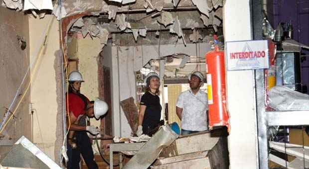 Agentes da Polícia Civil e do Corpo de Bombeiros durante perícia após a explosão causada por vazamento de gás (Gustavo Moreno/CB/D.A Press) Agentes da Polícia Civil e do Corpo de Bombeiros durante perícia após a explosão causada por vazamento de gás (Gustavo Moreno/CB/D.A Press)