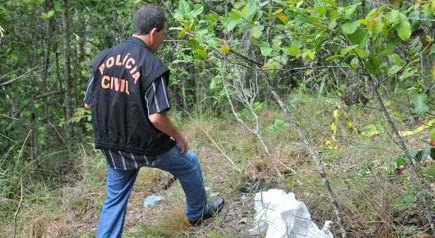 Policial civil indica o lugar onde o crime foi cometido, dentro de uma mata fechada, no Morro do Frota (Breno Fortes/CB/D.A Press) Policial civil indica o lugar onde o crime foi cometido, dentro de uma mata fechada, no Morro do Frota (Breno Fortes/CB/D.A Press)
