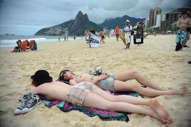 Mulheres tiram a parte de cima dos biquinis no protesto batizado de 'Toplessaço', um topless coletivo, na praia de Ipanema, em defesa da igualdade de direitos para homens e mulheres (Fernanda Frazão/Agencia Brasil) Mulheres tiram a parte de cima dos biquinis no protesto batizado de 'Toplessaço', um topless coletivo, na praia de Ipanema, em defesa da igualdade de direitos para homens e mulheres (Fernanda Frazão/Agencia Brasil)