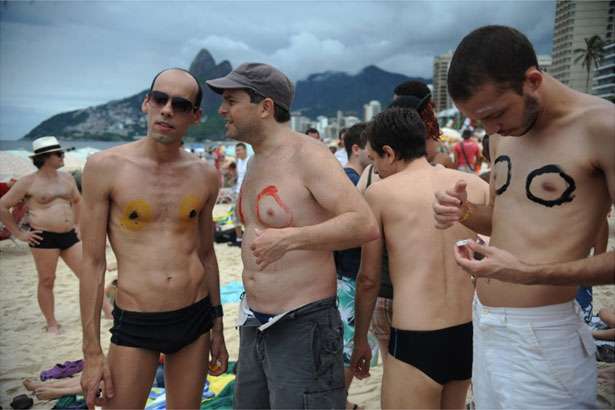 Homens apoiam ao movimento na Praia de Ipanema, Zona Sul do Rio de Janeiro (Fernanda Frazão/Agencia Brasil) Homens apoiam ao movimento na Praia de Ipanema, Zona Sul do Rio de Janeiro (Fernanda Frazão/Agencia Brasil)