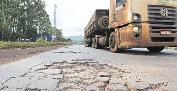 Buracos e tráfego pesado: problemas associados em rodovias como a 040 (Gladyston Rodrigues/EM/DA Press-14/10/13) Buracos e tráfego pesado: problemas associados em rodovias como a 040 (Gladyston Rodrigues/EM/DA Press-14/10/13)