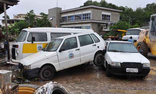 Segundo a Defesa Civil, nas últimas 24 horas, subiu para 44 o número de cidades afetadas. Na foto, carros da prefeitura de Nova Venécia, que foram arrastados (Divulgacao/Prefeitura de Nova Venecia/GZ ) Segundo a Defesa Civil, nas últimas 24 horas, subiu para 44 o número de cidades afetadas. Na foto, carros da prefeitura de Nova Venécia, que foram arrastados (Divulgacao/Prefeitura de Nova Venecia/GZ )