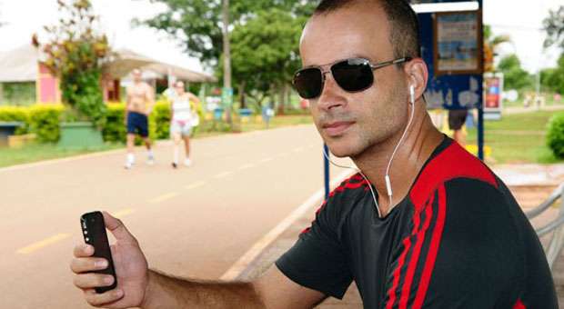 Descrença: o técnico judiciário Álvaro Cordeiro é totalmente descrente no wi-fi de graça em Brasília: 'A opção da conexão gratuita é fantástica, mas acho impossível sair do papel'. (Bruno Peres/CB/D.A Pres) Descrença: o técnico judiciário Álvaro Cordeiro é totalmente descrente no wi-fi de graça em Brasília: 'A opção da conexão gratuita é fantástica, mas acho impossível sair do papel'. (Bruno Peres/CB/D.A Pres)