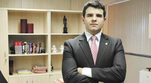 Bruno Aielo Macacari, 27 anos, juiz substituto da 1ª Vara de Entorpecentes Nasceu em Barra Bonita (SP). Filho de um advogado e de uma professora. Tomou posse em outubro de 2013. Para passar no concurso, estudou por dois anos, sem abrir mão da vida pessoal Bruno Aielo Macacari, 27 anos, juiz substituto da 1ª Vara de Entorpecentes Nasceu em Barra Bonita (SP). Filho de um advogado e de uma professora. Tomou posse em outubro de 2013. Para passar no concurso, estudou por dois anos, sem abrir mão da vida pessoal