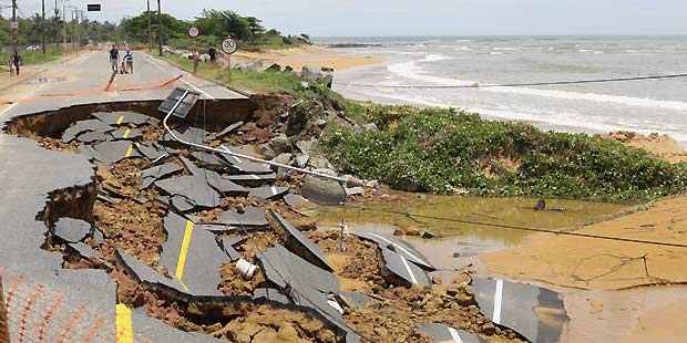 Trecho da rodovia litorânea ES-010, que liga Vitória a Nova Almeida, destruído pelas chuvas, obrigando motoristas a usar a BR-101 como alternativa  (Nelson Antoine)