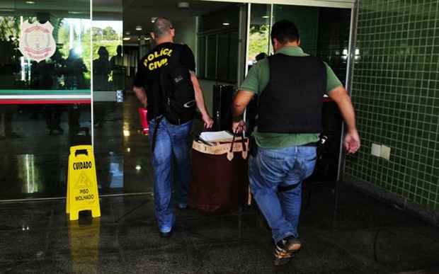 Policiais federais carregam materiais apreendidos durante a operação (Ed Alves/CB/D.A.Press) Policiais federais carregam materiais apreendidos durante a operação (Ed Alves/CB/D.A.Press)
